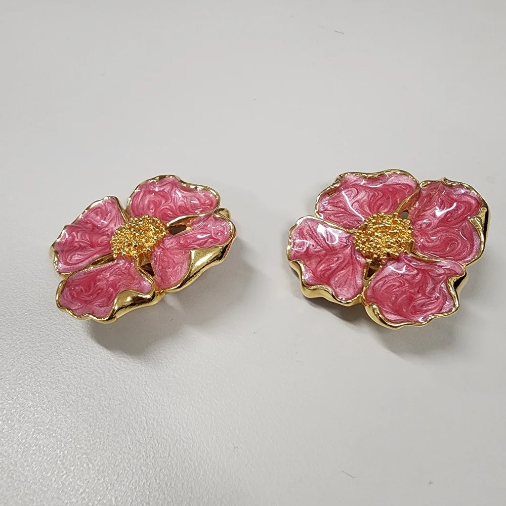 Vintage Avon Dogwood Flower Clip-On Earrings Pink Enamel Gold Tone Floral